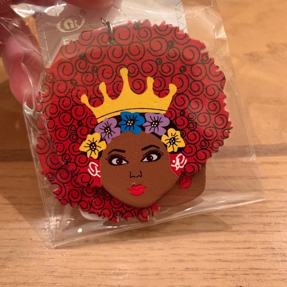 Beautiful wooden African Queen Earrings - Picture 7 of 7